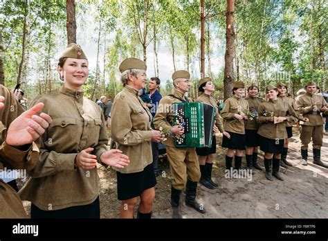 War dance costume hi-res stock photography and images - Alamy