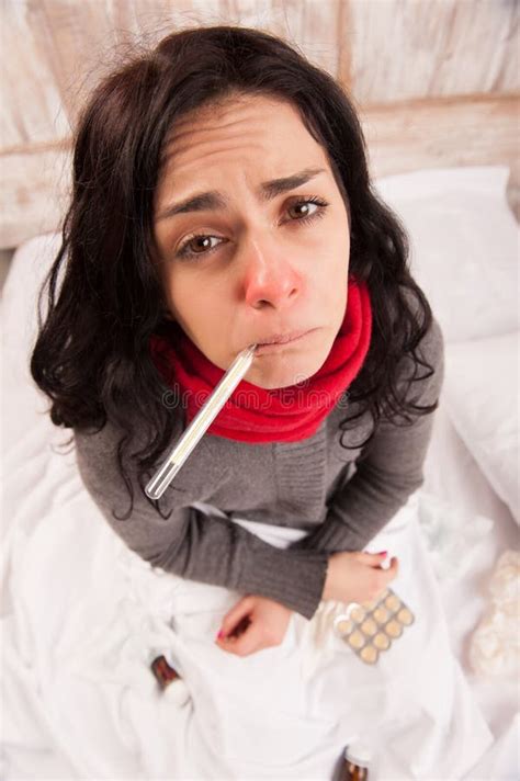 Jeune Fille Malade Se Situant Dans Le Lit Photo Stock Image Du