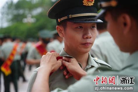 武警嘉兴支队百余名老兵退役：再见，武警部队旗 中国新闻网 浙江新闻