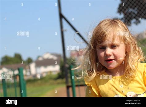 Blonde girl Fotos und Bildmaterial in hoher Auflösung Alamy