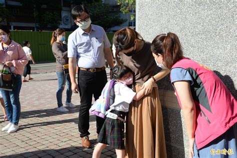 開學了！家長禁入校園 小一新生依依不捨變少了 生活 自由時報電子報