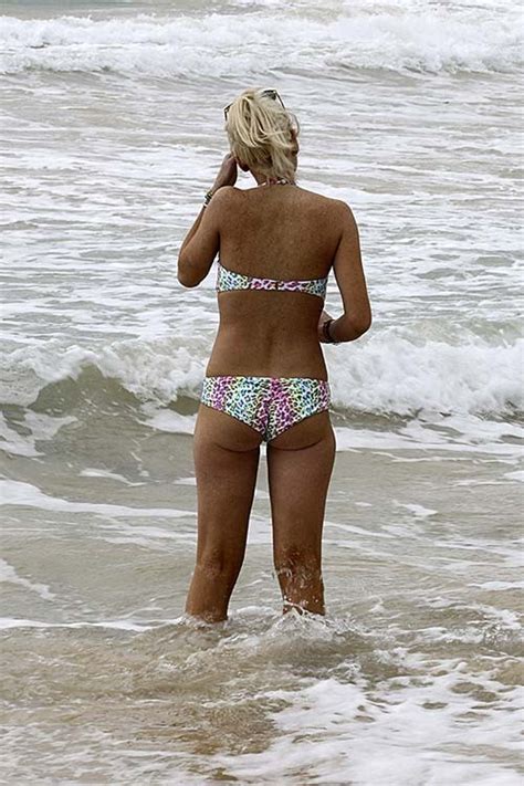 Lindsay Lohan expose son corps sexy et ses fesses chaudes en bikini coloré sur la plage Photos