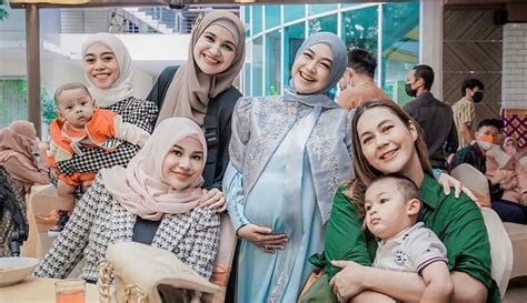 Tampilan Seleb Hadiri Acara Gender Reveal Anak Pertama Ria Ricis