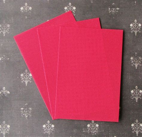 Lot de 3 cartes en carton perforé à broder ROUGE feuille 11x16cm 6