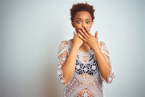 Joven Afroamericana Con El Pelo Afro Vestido Con Un Bikini Sobre Fondo Blanco Aislado