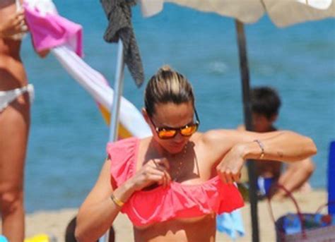 Ilary Blasi Bikini E Relax Sulla Spiaggia Di Sabaudia Giornale Di