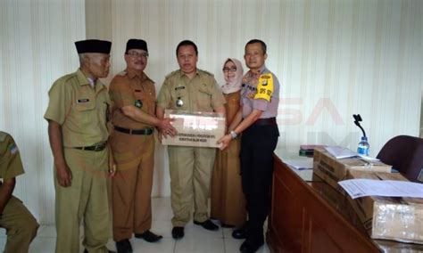 Camat Babelan Serahkan Ktp El Kepada Kades Dan Lurah Se Kecamatan