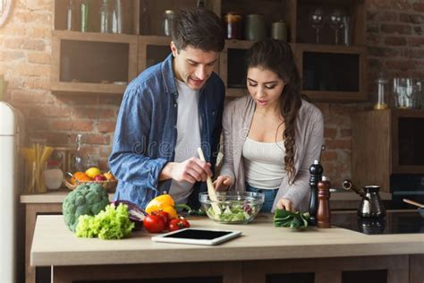 Pares Felices Que Cocinan La Cena Junto Imagen De Archivo Imagen De