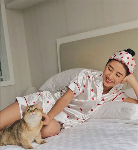 Không cần đi đâu xa chỉ tạo dáng trên giường thôi các hot girl Việt đã có ảnh sống ảo gợi cảm