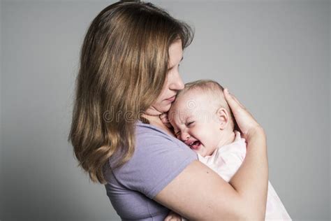 Petite Jeune Fille Mignonne Pleurante Malheureuse Triste D Enfant En