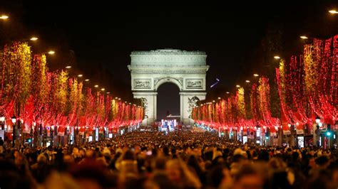 Pour Noël les Champs Élysées se parent de rouge