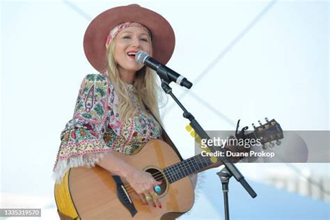 Singer Songwriter Jewel Photos and Premium High Res Pictures - Getty Images