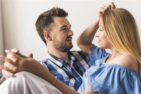 Cuándo se empieza a enamorar un hombre Señales