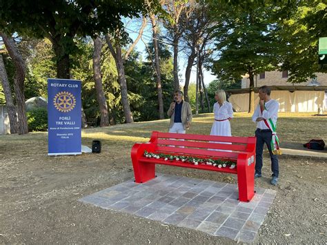 Predappio Donata Una Panchina Rossa Dal Comitato Consorti Del Rotary