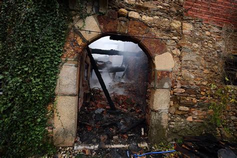 Consiguen Controlar El Incendio Del Albergue De Pieros Tras Horas Y