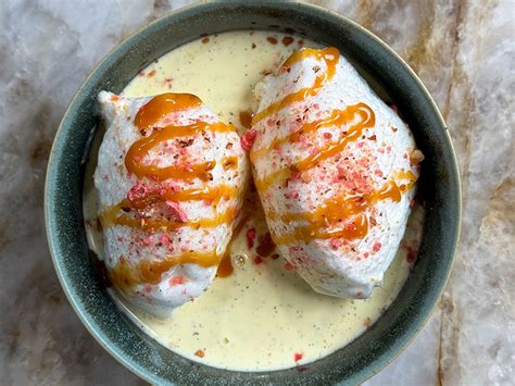 Île flottante aux pralines roses et caramel de Cyril Lignac