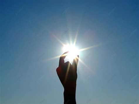 Fondo Sol Radiante Y Cielo Azul Iluminando Una Mano Femenina Recortada