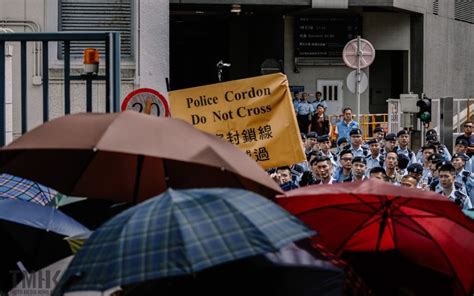 示威者下午曾與警員於警總車閘衝突 警方一度出示黃旗警告 Tmhk Truth Media Hong Kong