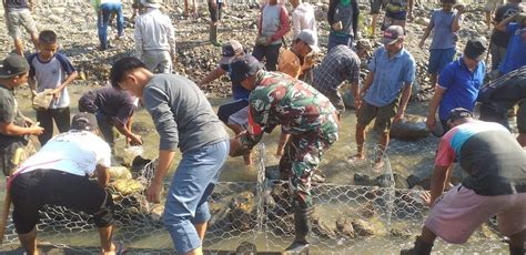 Babinsa Kodim 1402 Polman Bersama Ratusan Warga Gotong Royong Perbaiki