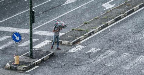 Nubifragi In Liguria Allagamenti Frane E Strade Inondate Morto Un