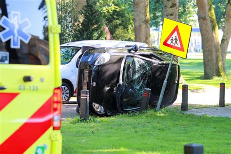 Auto Belandt Op Zijkant Bij Eenzijdig Ongeval