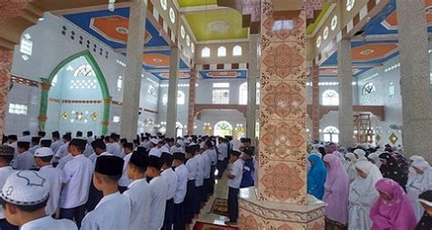 Mtsn Hst Bina Karakter Siswa Lewat Shalat Dzuhur Berjamaah Mts