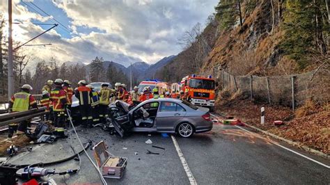 Schwerer Verkehrsunfall Spur der Verwüstung auf der B2