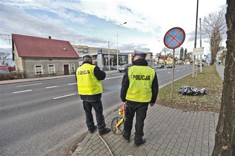 Wiatr zerwał baner reklamowy Ranny został rowerzysta ZDJĘCIA