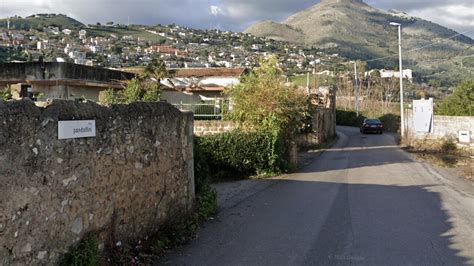 Urta Contro Un Tubo Del Gas E Si Ribalta Con L Auto Ferita Una