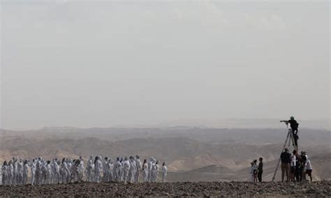 Así es la tubería de desnudos de Spencer Tunick en el Mar Muerto