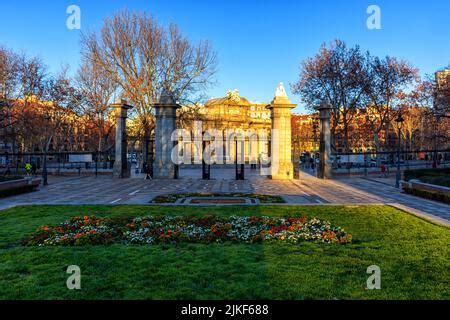 Puerta De Alcal Desde La Entrada Del Retiro En La Plaza De La