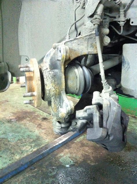 Замена передних шпилек ступицы — Ford Mondeo IV, 1,6 л, 2010 года ...