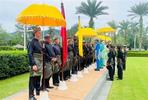 Carian Mengenai Topik Istiadat Menurun Dan Memasang Alat Kebesaran