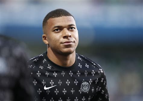 PSG aceita proposta do Real Madrid por Mbappé e anúncio pode acontecer