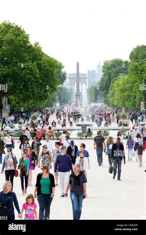 Tourists in Paris, France Stock Photo - Alamy