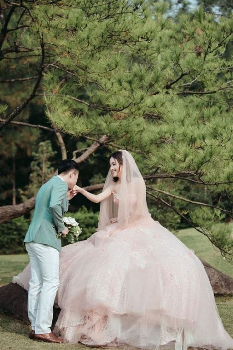 Người đẹp HHVN 2016 bật khóc trong ngày lên xe hoa với hot boy cảnh sát