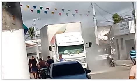 Celular Carregando Em Caminh O Causa Inc Ndio No Centro Da Cidade De