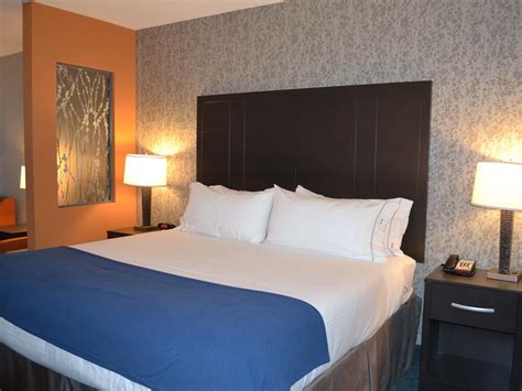 Hotels Near Knoxville Airport | Holiday Inn Express & Suites Knoxville ...