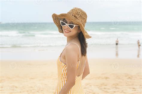 belle jeune femme en bikini profitant et se relaxant sur la plage l été les vacances les