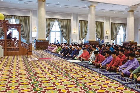 Agong Sultan Sertai Umat Islam Tunai Solat Sunat Aidilfitri Nasional