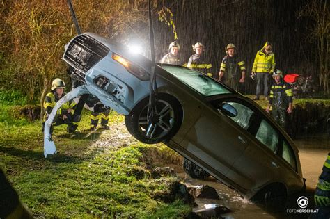 Auto In Pollham Aus Teich Gehoben