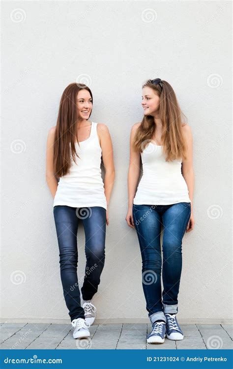 Les Amies Ont L Amusement Dans La Rue Photo Stock Image Du Bonheur