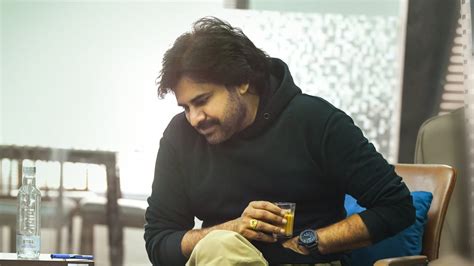 Pawan Kalyan పవన్ కళ్యాణ్ వినోదయ సీతమ్ రీమేక్‌కు టైటిల్ ఖరారు Pawan