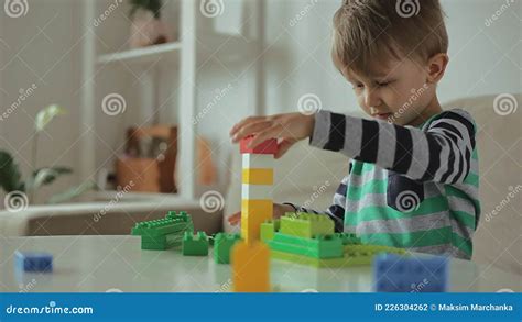 Niño Jugando Con Un Edificio Colorido De Bloques De Plástico