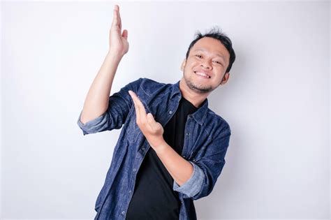 Premium Photo Smiling Handsome Asian Man Pointing Finger Up To Empty