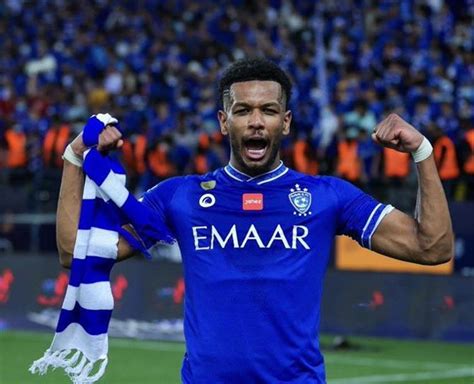 لاعب الهلال علي البليهي يوثق لقطة طريفة لعضو الجهاز الفني في الطائرة في