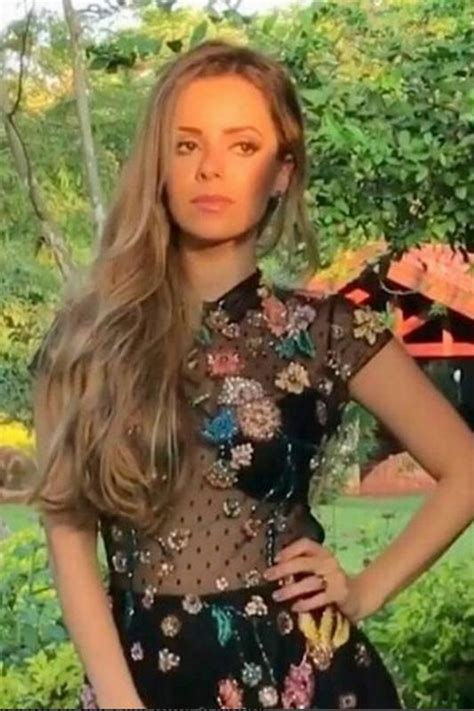 Sandy usa transparência lingerie à mostra em bastidores de ensaio de moda