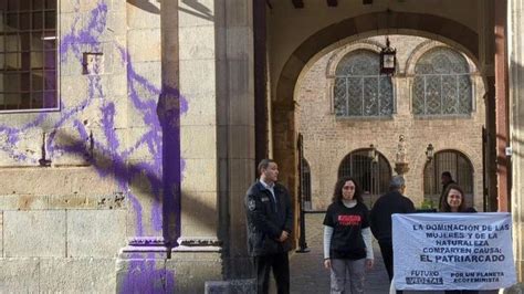 Futuro Vegetal Lanza Pintura Morada Al Palacio Episcopal De Barcelona