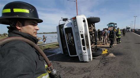 Un camión hormigonero chocó y volcó en la ruta 168 Policiales