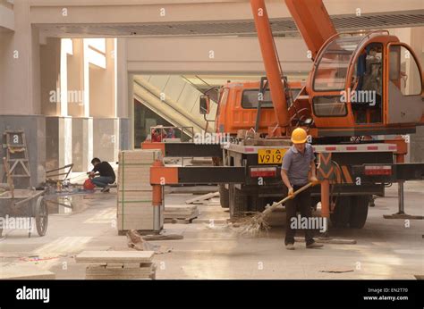 Construction workers China - New South China Mall, Dongguan China ...